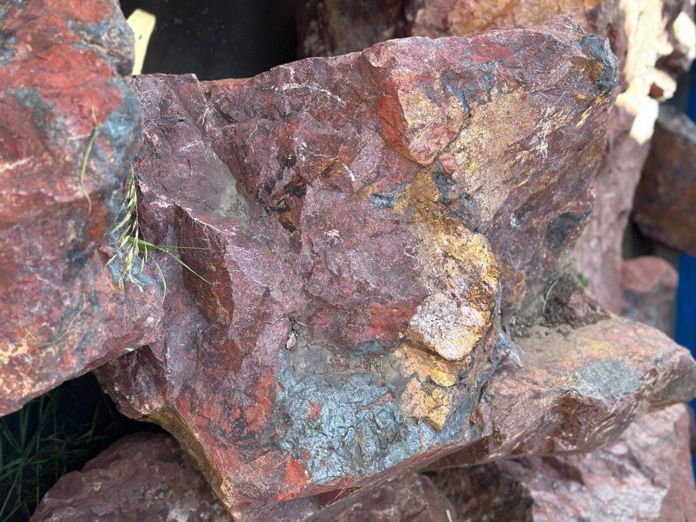 Камни для ландшафтного дизайна красно-фиолетовые 10-60 килограмм купить в Иркутске