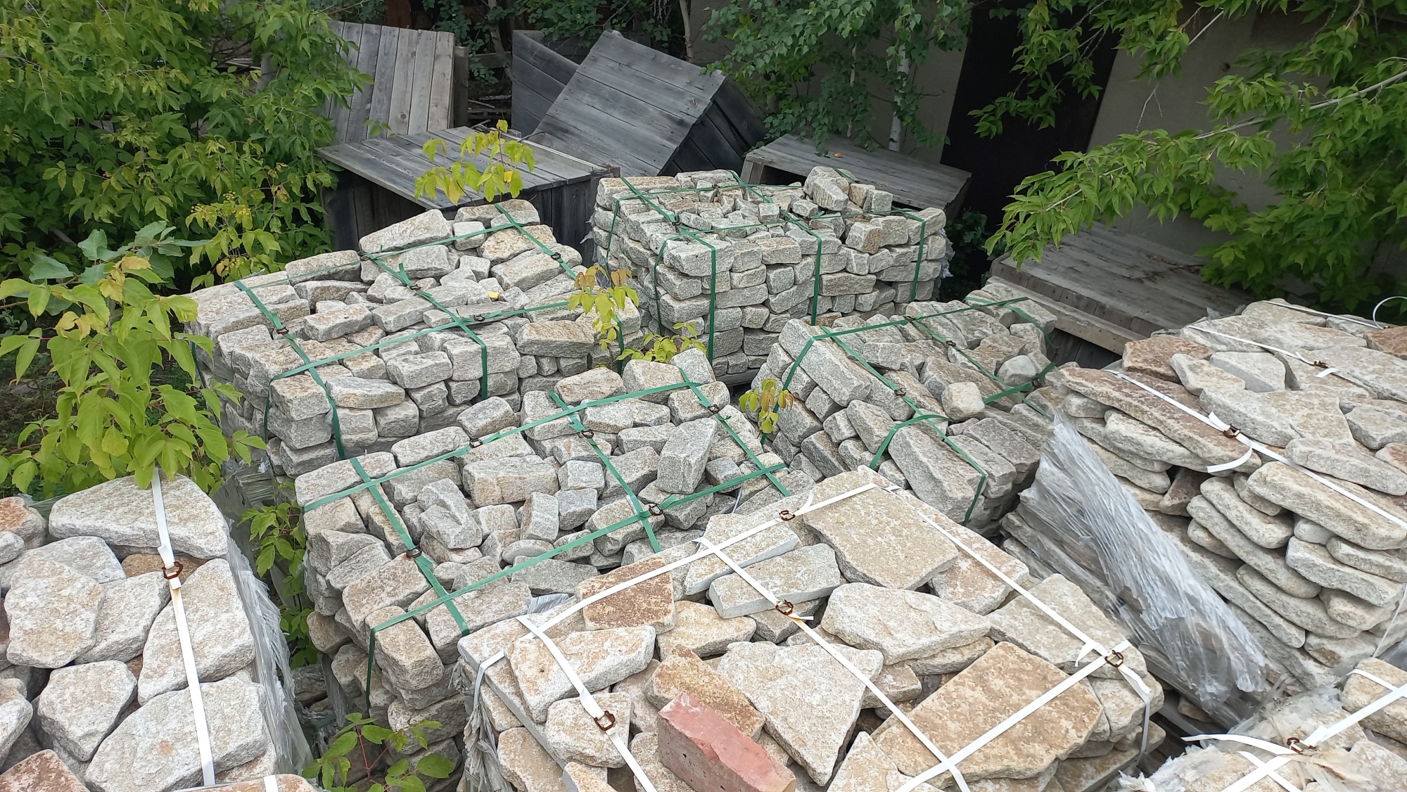 Плитняк галтованный гранитный для ландшафтного дизайна купить в Иркутске