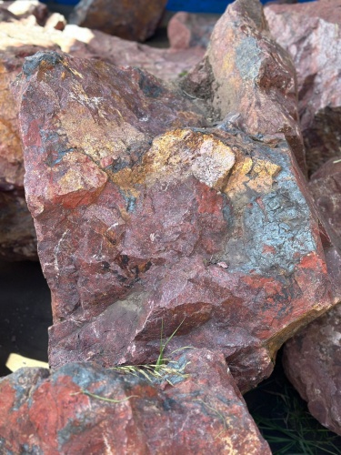 Камни для ландшафтного дизайна красно-фиолетовые 10-60 килограмм купить в Иркутске