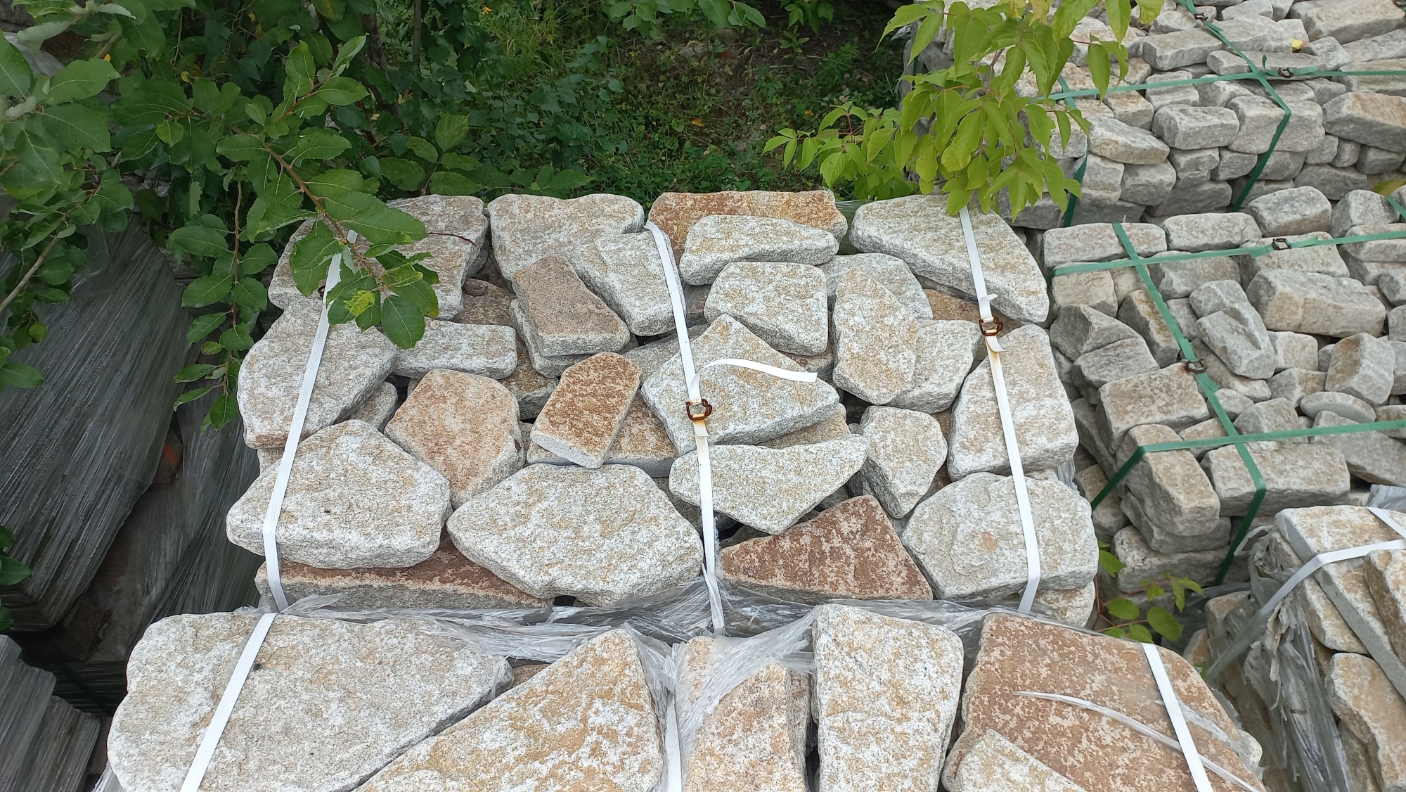 Плитняк галтованный гранитный для ландшафтного дизайна купить в Иркутске