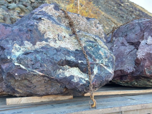 Огромные красно-фиолетовые валуны для ландшафтного дизайна весом более 5 тонн купить в Иркутске