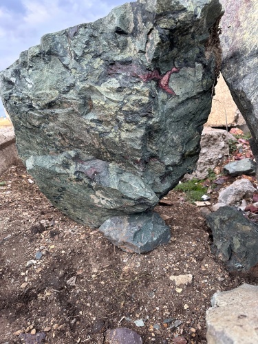 Гигантские зелёные валуны для ландшафтного дизайна весом более 5 тонн купить в Иркутске