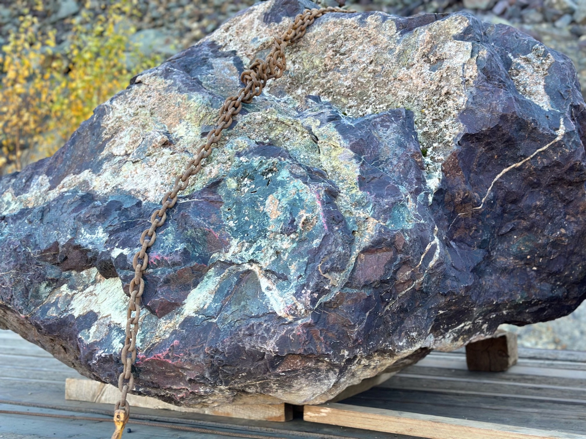 Огромные красно-фиолетовые валуны для ландшафтного дизайна весом более 5 тонн купить в Иркутске