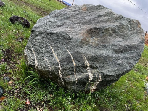 Гигантские зелёные валуны для ландшафтного дизайна весом более 5 тонн купить в Иркутске