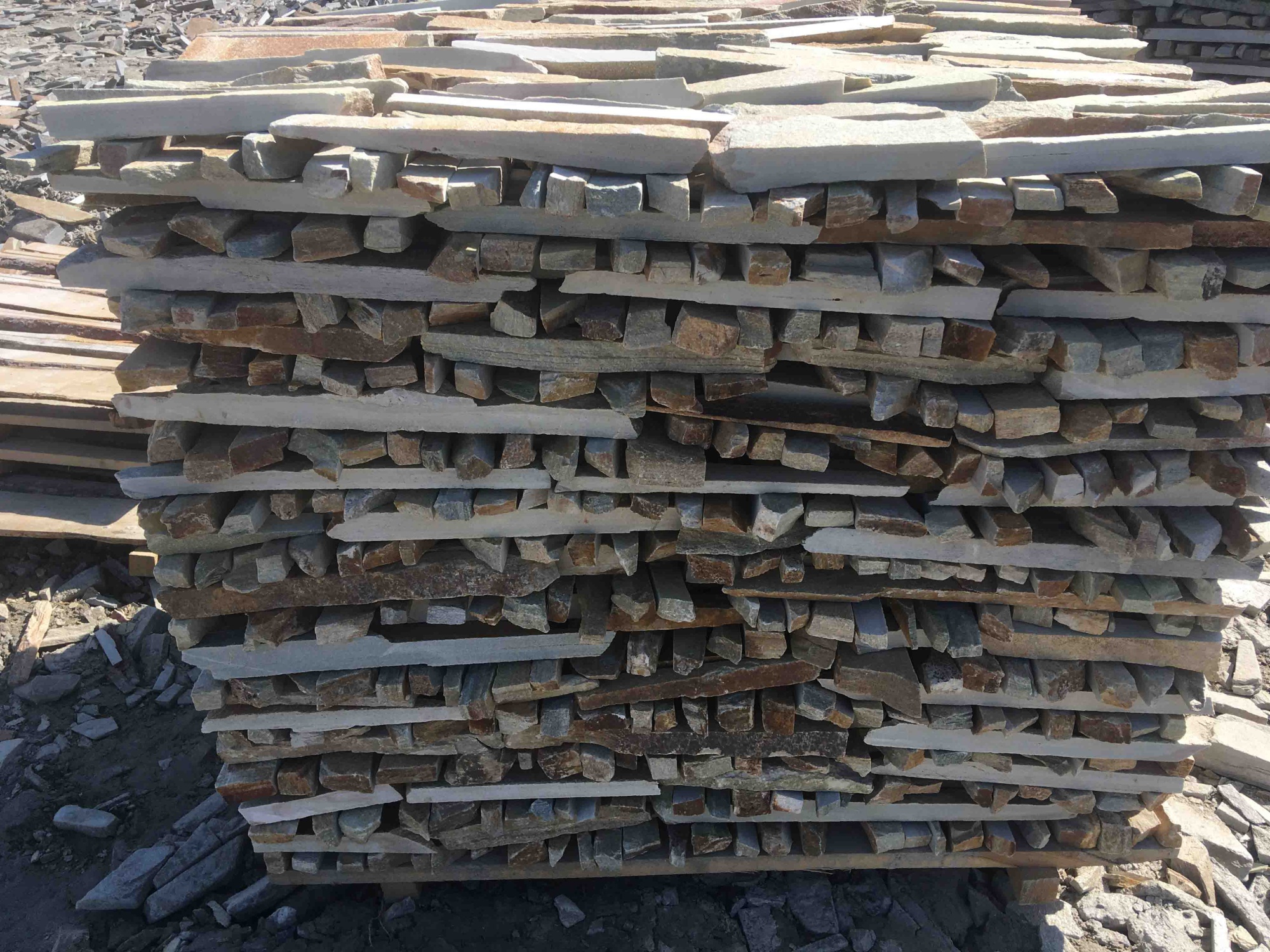 Горбушка златолит золотистый для облицовки купить в Иркутске