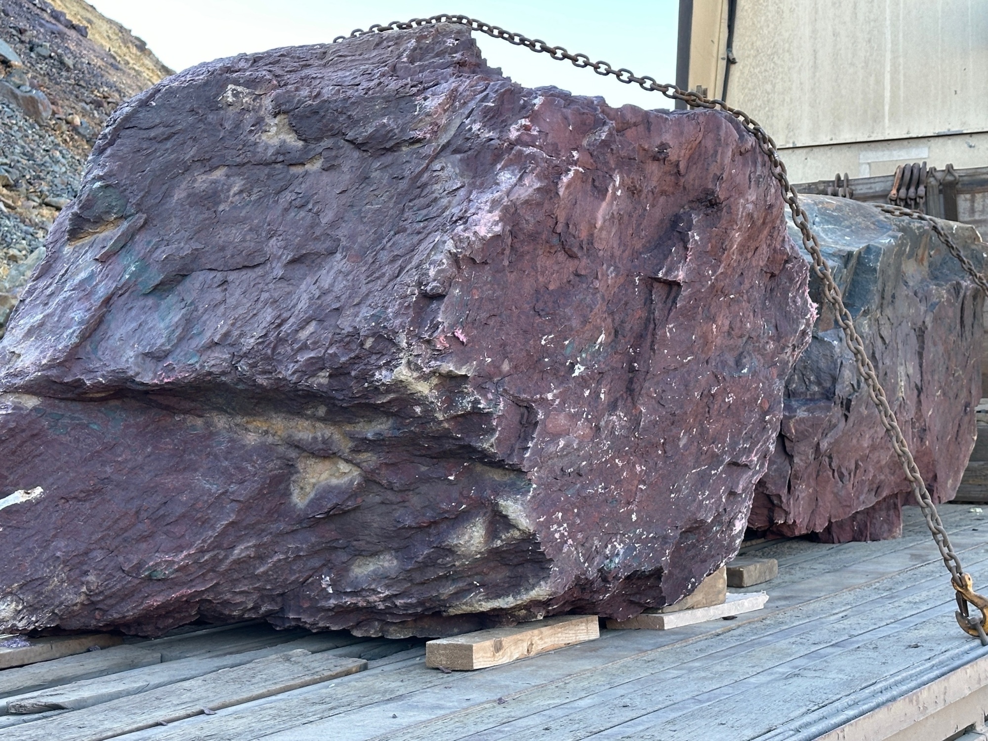 Огромные красно-фиолетовые валуны для ландшафтного дизайна весом более 5 тонн купить в Иркутске