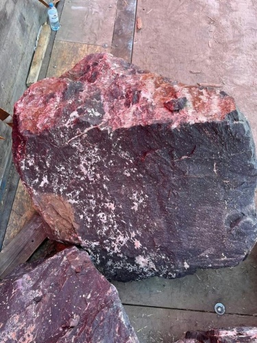 Камни для ландшафтного дизайна красно-фиолетовые 10-60 килограмм купить в Иркутске