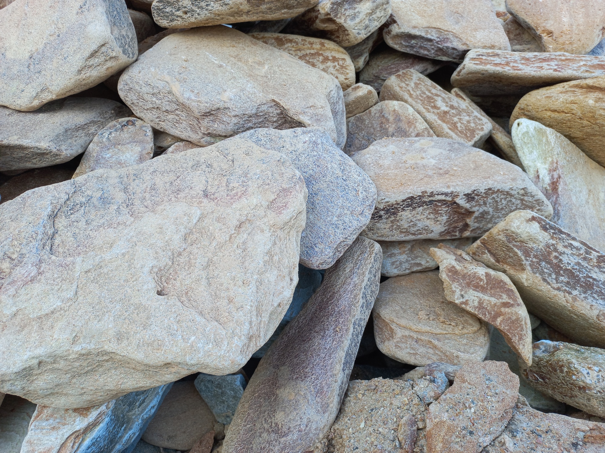 Златолит жёлтый, жёлто-зелёный глыбки и валуны для ланшафтного дизайна купить в Иркутске