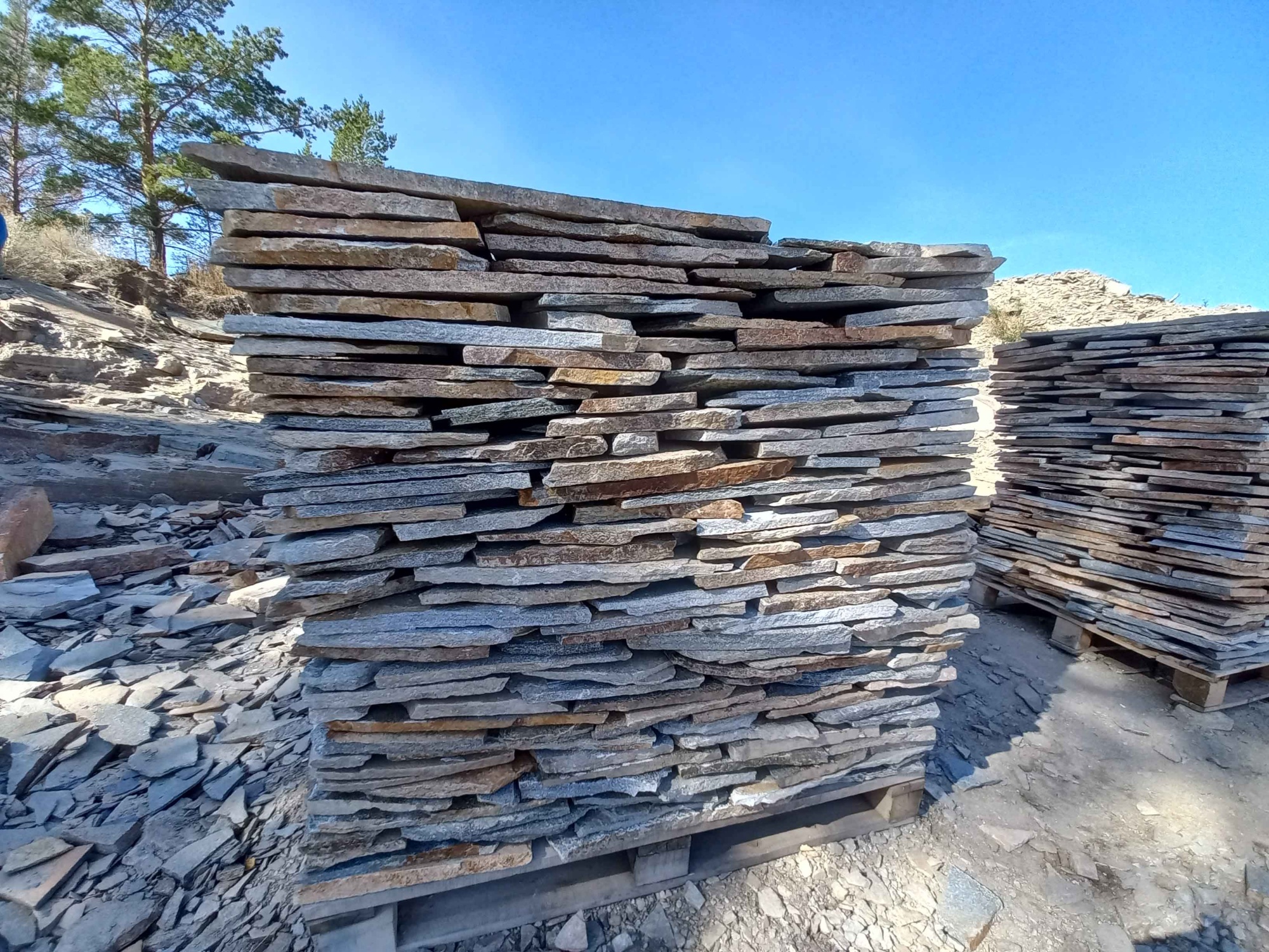 Плитняк златолит серебристый для фасада купить в Иркутске