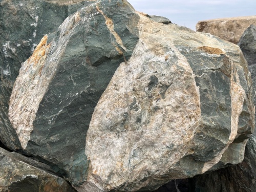 Гигантские зелёные валуны для ландшафтного дизайна весом более 5 тонн купить в Иркутске