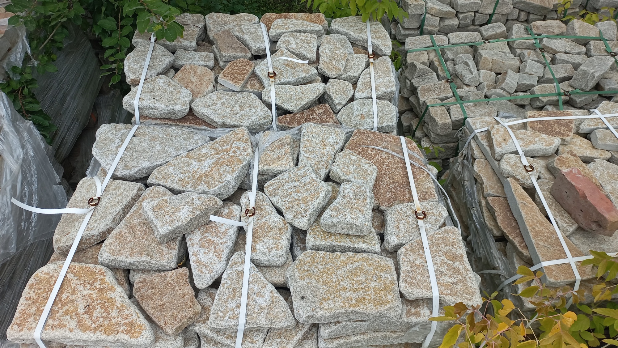 Гранитный плитняк галтованный для мощения купить в Иркутске