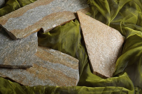 Плитняк златолит Уральский для цоколя, отмостки купить в Иркутске