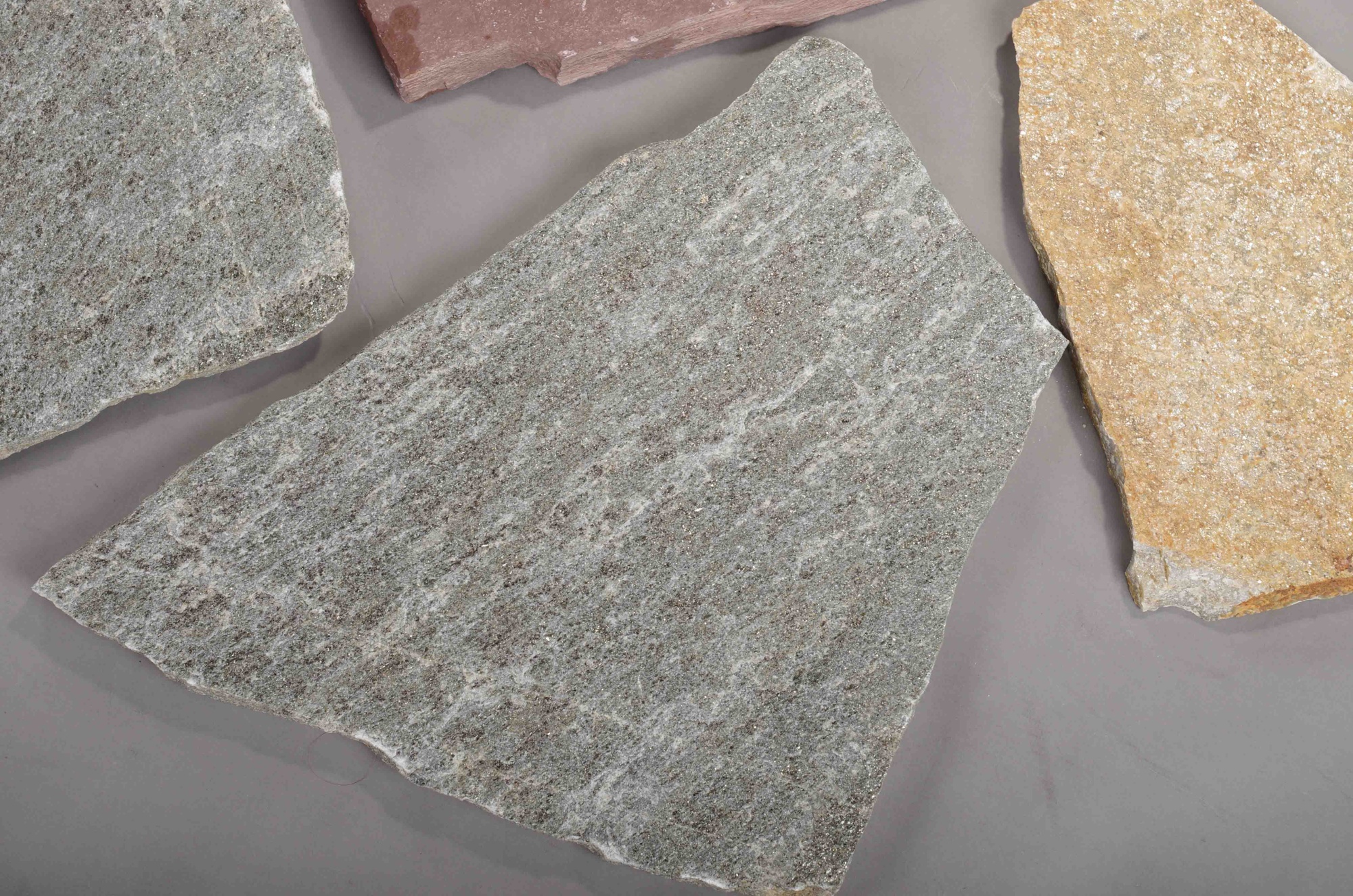 Плитняк златолит Уральский для цоколя, отмостки купить в Иркутске