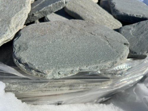 Плитняк златолит зелёный галтованный для мощения на бетон купить в Иркутске